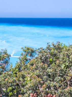 Yunanistan 'ın İyon Adaları' ndaki Porto Katsiki plajı yakınlarındaki Lefkada Sahili 'nin Muhteşem Panoraması