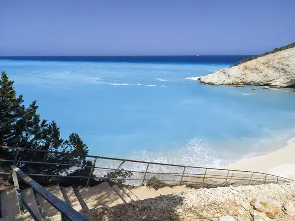 Yunanistan 'ın İyon Adaları' ndaki Porto Katsiki plajı yakınlarındaki Lefkada Sahili 'nin Muhteşem Panoraması