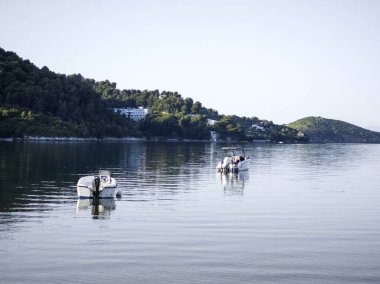 Skiathos Town, Sporades, Thessaly, Yunanistan 'ın sahil sokağından Panorama