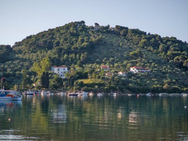 Skiathos Town, Sporades, Thessaly, Yunanistan 'ın sahil sokağından Panorama