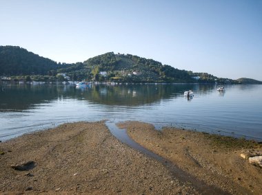 Skiathos Town, Sporades, Thessaly, Yunanistan 'ın sahil sokağından Panorama