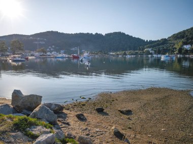 Skiathos Town, Sporades, Thessaly, Yunanistan 'ın sahil sokağından Panorama