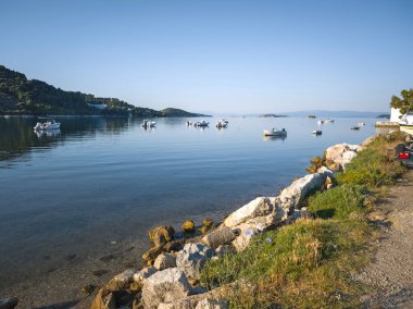 Skiathos Town, Sporades, Thessaly, Yunanistan 'ın sahil sokağından Panorama