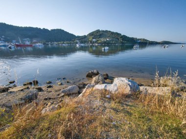 Skiathos Town, Sporades, Thessaly, Yunanistan 'ın sahil sokağından Panorama