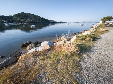 Skiathos Town, Sporades, Thessaly, Yunanistan 'ın sahil sokağından Panorama
