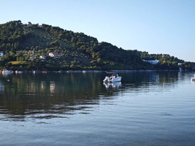 Skiathos Town, Sporades, Thessaly, Yunanistan 'ın sahil sokağından Panorama