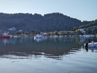 Skiathos Town, Sporades, Thessaly, Yunanistan 'ın sahil sokağından Panorama