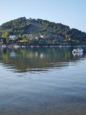 Skiathos Town, Sporades, Thessaly, Yunanistan 'ın sahil sokağından Panorama
