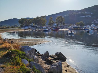 Skiathos Town, Sporades, Thessaly, Yunanistan 'ın sahil sokağından Panorama