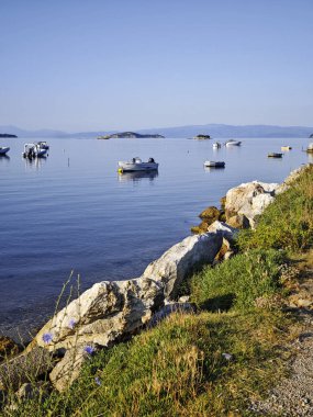 Skiathos Town, Sporades, Thessaly, Yunanistan 'ın sahil sokağından Panorama