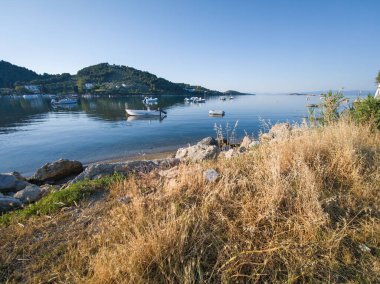 Skiathos Town, Sporades, Thessaly, Yunanistan 'ın sahil sokağından Panorama