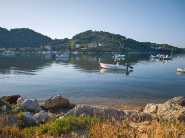 Skiathos Town, Sporades, Thessaly, Yunanistan 'ın sahil sokağından Panorama