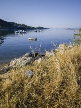 Skiathos Town, Sporades, Thessaly, Yunanistan 'ın sahil sokağından Panorama