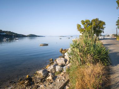 Skiathos Town, Sporades, Thessaly, Yunanistan 'ın sahil sokağından Panorama
