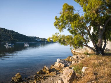 Skiathos Town, Sporades, Thessaly, Yunanistan 'ın sahil sokağından Panorama