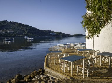 Skiathos Town, Sporades, Thessaly, Yunanistan 'ın sahil sokağından Panorama