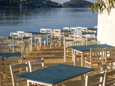 Skiathos Town, Sporades, Thessaly, Yunanistan 'ın sahil sokağından Panorama