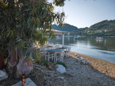 Skiathos Town, Sporades, Thessaly, Yunanistan 'ın sahil sokağından Panorama