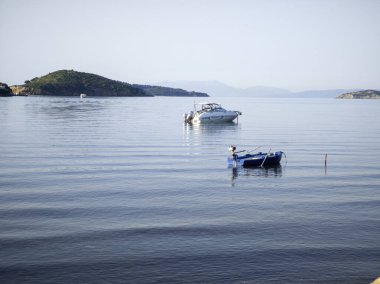 Skiathos Town, Sporades, Thessaly, Yunanistan 'ın sahil sokağından Panorama