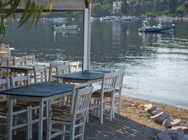 Skiathos Town, Sporades, Thessaly, Yunanistan 'ın sahil sokağından Panorama