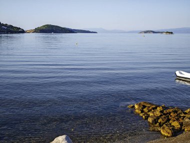 Skiathos Town, Sporades, Thessaly, Yunanistan 'ın sahil sokağından Panorama