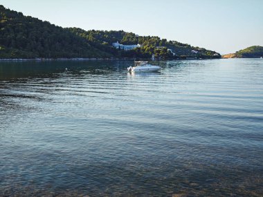 Skiathos Town, Sporades, Thessaly, Yunanistan 'ın sahil sokağından Panorama