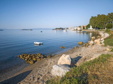 Skiathos Town, Sporades, Thessaly, Yunanistan 'ın sahil sokağından Panorama