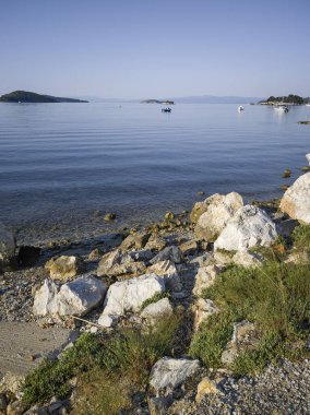 Skiathos Town, Sporades, Thessaly, Yunanistan 'ın sahil sokağından Panorama
