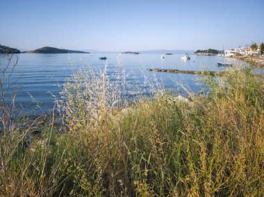 Skiathos Town, Sporades, Thessaly, Yunanistan 'ın sahil sokağından Panorama
