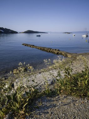 Skiathos Town, Sporades, Thessaly, Yunanistan 'ın sahil sokağından Panorama