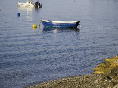 Skiathos Town, Sporades, Thessaly, Yunanistan 'ın sahil sokağından Panorama