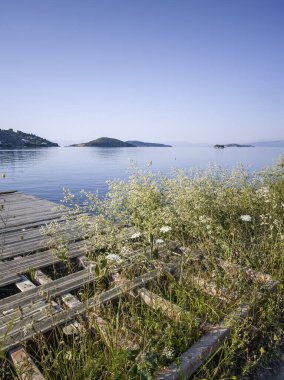 Skiathos Town, Sporades, Thessaly, Yunanistan 'ın sahil sokağından Panorama