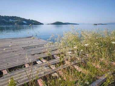 Skiathos Town, Sporades, Thessaly, Yunanistan 'ın sahil sokağından Panorama