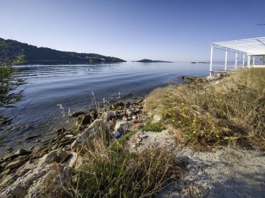 Skiathos Town, Sporades, Thessaly, Yunanistan 'ın sahil sokağından Panorama