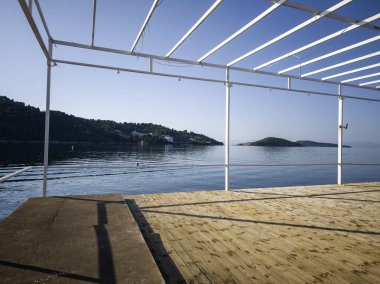 Skiathos Town, Sporades, Thessaly, Yunanistan 'ın sahil sokağından Panorama