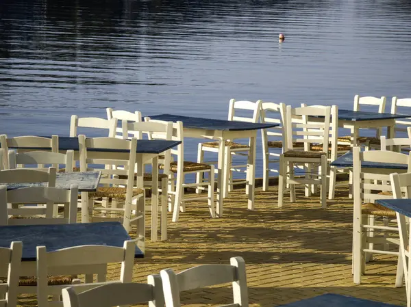 Skiathos Town, Sporades, Thessaly, Yunanistan 'ın sahil sokağından Panorama