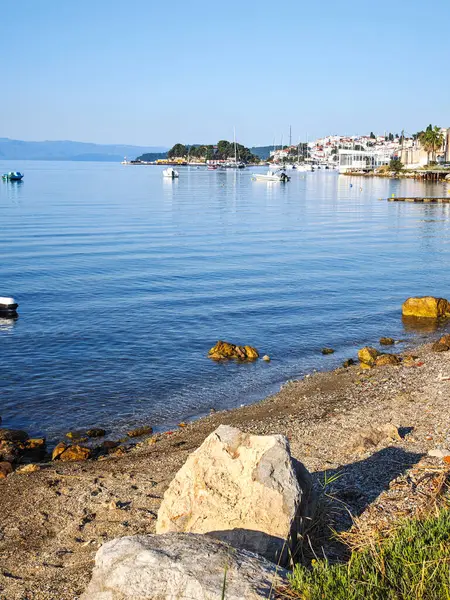 Skiathos Town, Sporades, Thessaly, Yunanistan 'ın sahil sokağından Panorama