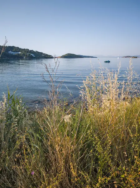 Skiathos Town, Sporades, Thessaly, Yunanistan 'ın sahil sokağından Panorama