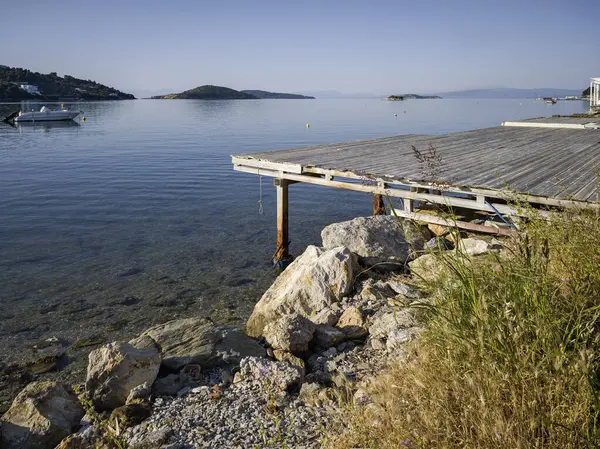 Skiathos Town, Sporades, Thessaly, Yunanistan 'ın sahil sokağından Panorama