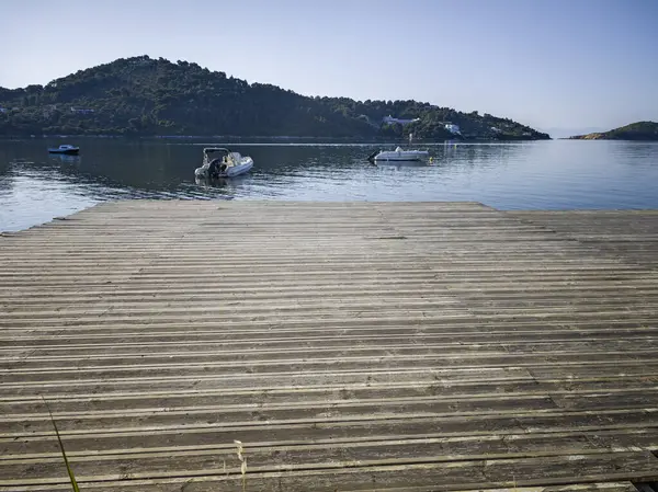 Skiathos Town, Sporades, Thessaly, Yunanistan 'ın sahil sokağından Panorama