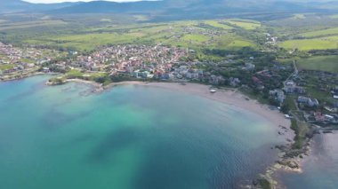 Bulgaristan 'ın Burgaz Bölgesi' ndeki Lozenets kasabası yakınlarındaki Karadeniz kıyılarının hava manzarası 
