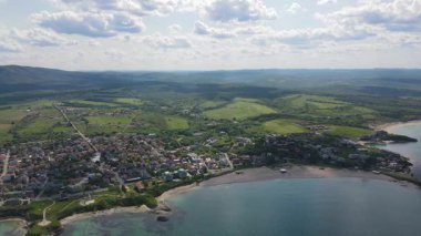 Bulgaristan 'ın Burgaz Bölgesi' ndeki Lozenets kasabası yakınlarındaki Karadeniz kıyılarının hava manzarası 