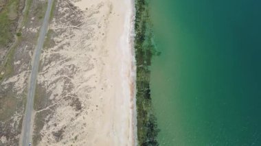 Bulgaristan 'ın Burgaz Bölgesi' nin Dyuni tatil beldesi yakınlarındaki The Driver Beach 'in hava manzarası 