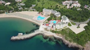 Bulgaristan 'ın Burgaz Bölgesi' nin Dyuni tatil beldesi yakınlarındaki The Driver Beach 'in hava manzarası 