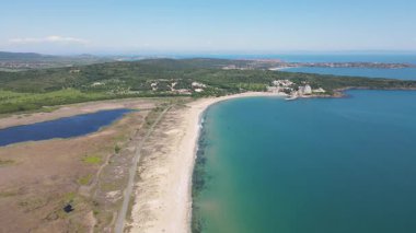 Bulgaristan 'ın Burgaz Bölgesi' nin Dyuni tatil beldesi yakınlarındaki The Driver Beach 'in hava manzarası 