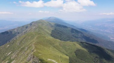 Bulgaristan 'ın Blagoevgrad bölgesindeki Kongur tepesi etrafındaki Belasitsa Dağı' nın havadan yaz manzarası