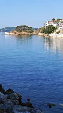 Skiathos Town, Sporades, Thessaly, Yunanistan 'ın inanılmaz kıyı şeridi manzarası