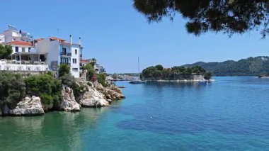 Skiathos Town, Sporades, Thessaly, Yunanistan 'ın inanılmaz kıyı şeridi manzarası