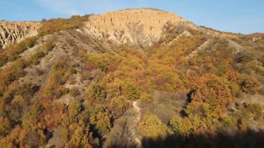 Kaya oluşumunun hava günbatımı görüntüsü Stob piramitleri, Rila Dağı, Kyustendil bölgesi, Bulgaristan