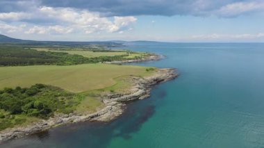 Bulgaristan 'ın Burgaz Bölgesi' nin Varvara kasabası yakınlarındaki Karadeniz kıyı şeridinin hava manzarası 